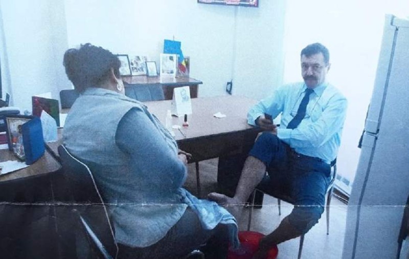 Un director din Primăria Târgu Jiu a pus femeia de serviciu să-i facă pedichiura. Cum explică situația