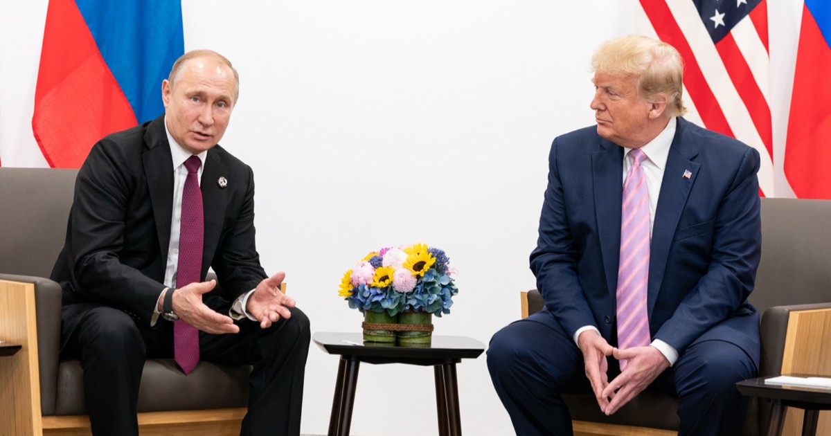 Vladimir Putin (stânga) și Donald Trump (dreapta)