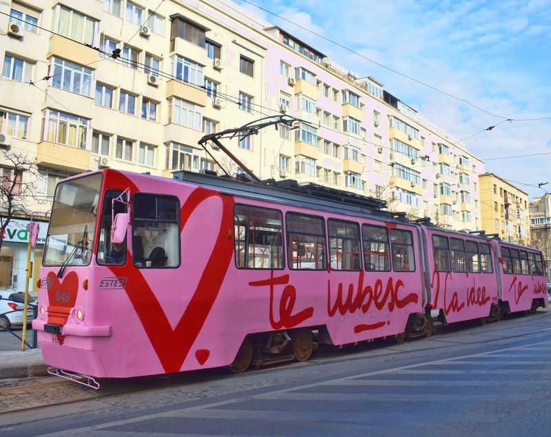 Tramvaiul iubirii circulă în București de Ziua Îndrăgostiților: „Călătorește spre cei care îți fac inima să bată mai tare”