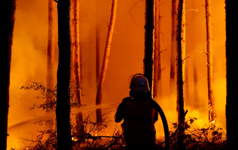GALERIE FOTO / Incendiu de proporții în apropiere de Berlin. Sute de hectare de pădure ard în continuare