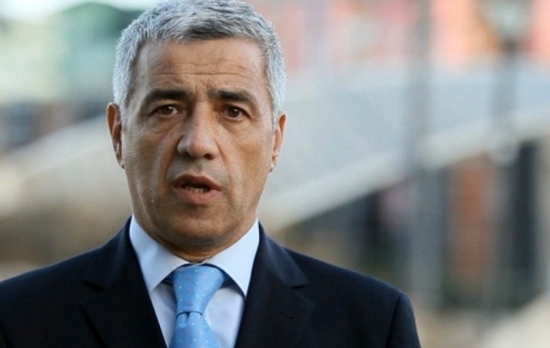 Un politician a fost asasinat. A fost împușcat mortal în fața biroului său