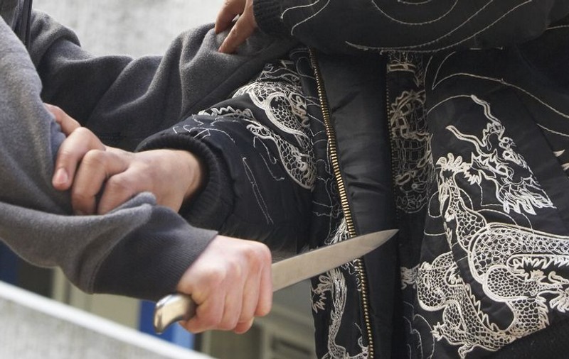 EXCLUSIV / Agresorii elevului de 18 ani au fost reținuți. Polițiștii caută un al treilea individ care a participat la atacul din curtea unui liceu din Alexandria