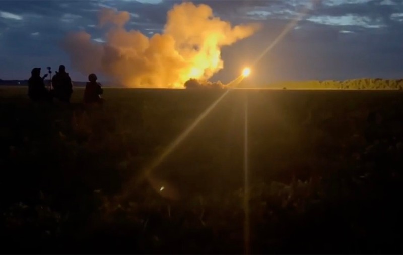 Ucraina a lansat peste 300 de drone asupra Rusiei și a atins ținte situate tocmai în Munții Ural. Un centru logistic al Amazonului rusesc a fost evacuat și și-a suspendat operațiunile