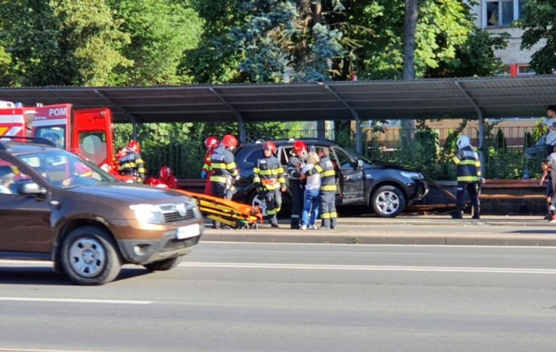 O mașină a intrat în plin într-o stație de autobuz, în Baia Mare. Șoferul, pasagerul din dreapta și un copil au fost răniți