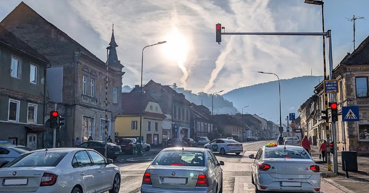 Semafoare inteligente cu radare la Brașov. Comută automat pe roşu dacă este depăşită viteza legală