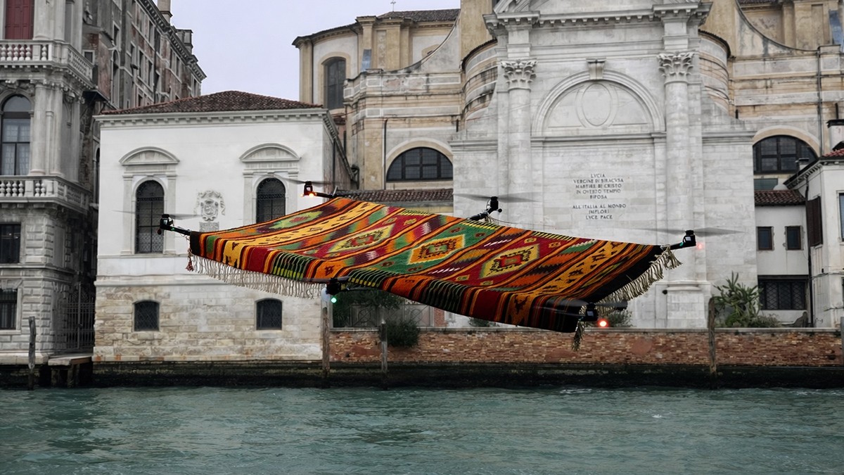 Un covor traditional este ridicat cu drone la Venetia