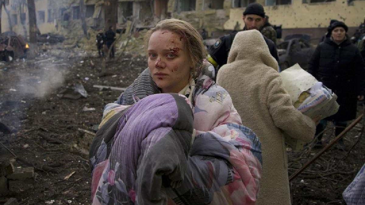 O femeie însărcinată a scăpat din maternitatea bombardată de forțele ruse