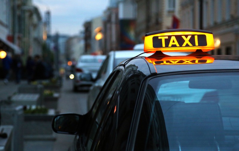 O taximetristă, mamă a trei copii, înjunghiată în gât de un pasager și aruncată din mașină. Puțin mai târziu era și el să moară