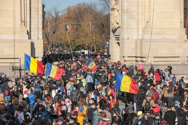 Oamenii s-au adunat la Arcul de Triumf, la finalul paradei | Foto: Vlad Chirea