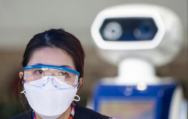 Cum folosește China roboții în lupta cu coronavirus. De la operațiuni de dezinfectare până la livrarea alimentelor către oamenii aflați în carantină