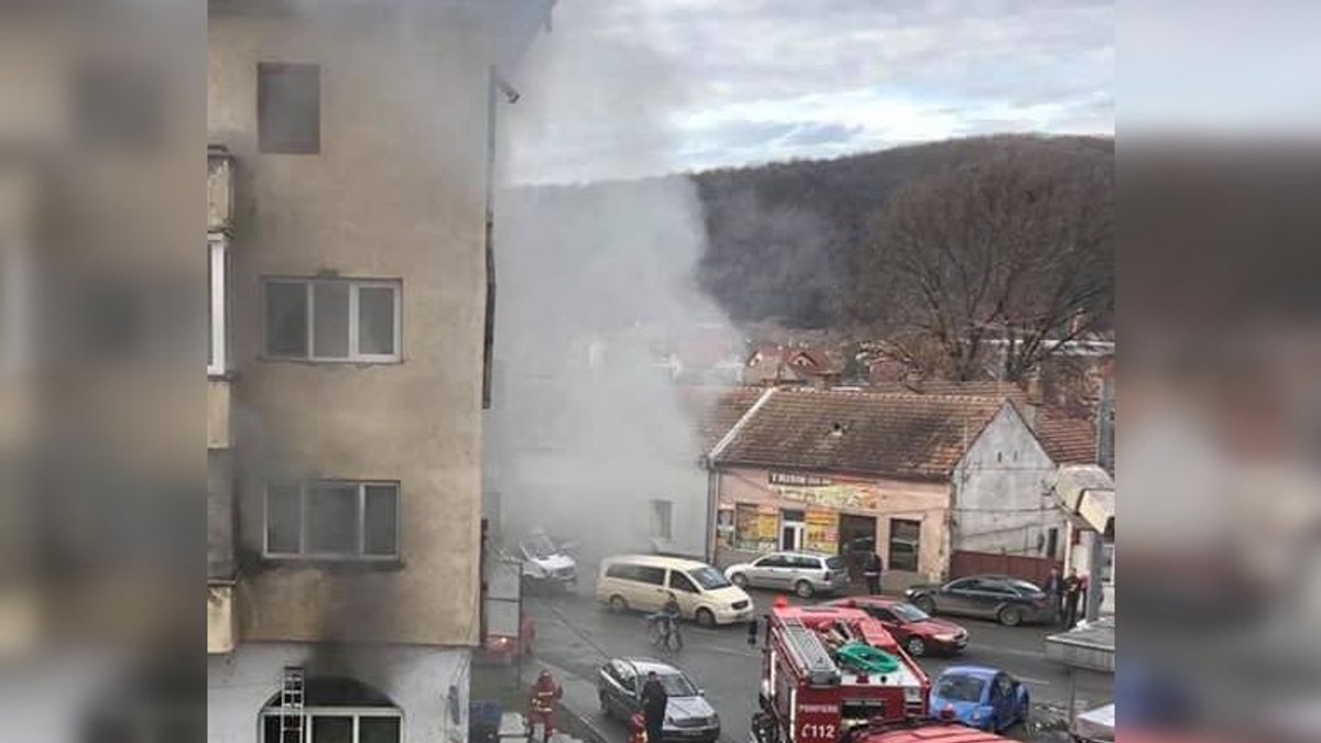 Incendiu într-un bloc din Bistrița-Năsăud. 30 de oameni au fost evacuați