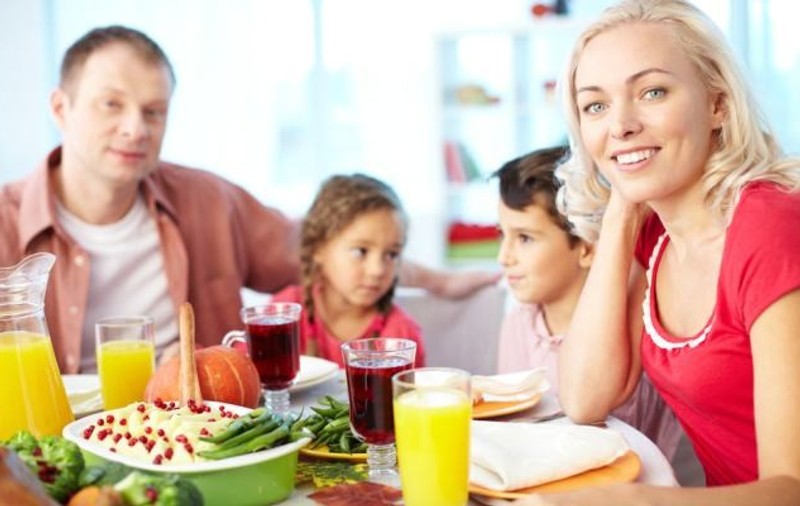 10 trucuri care previn indigestia după masa de Paşte
