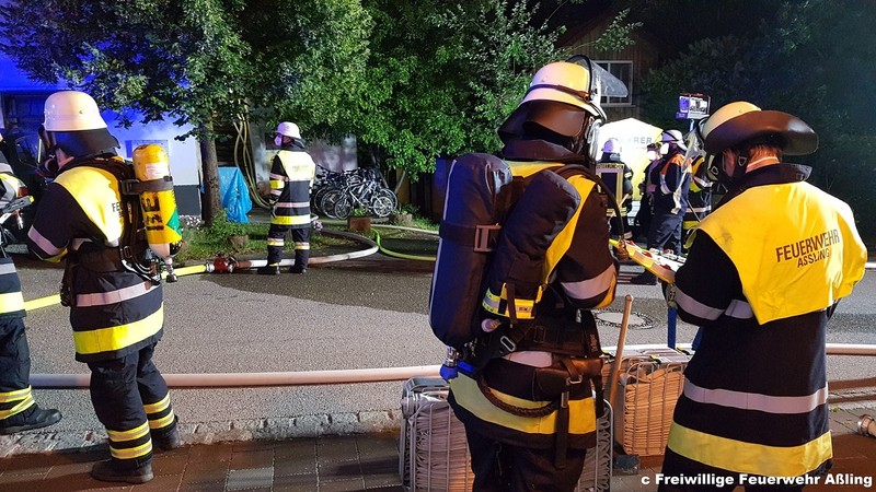 Zeci de pompieri au intervenit ca să stingă incendiul. Foto: Freiwillige Feuerwehr Aßling