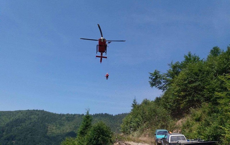 A căzut cu tractorul într-o prăpastie din județul Bistrița. Bărbatul rănit grav, transportat cu elicopterul SMURD