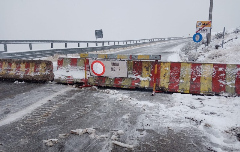 Ninsoare abundentă pe Transalpina, drumul a fost închis: cod portocaliu de viscol și vânt puternic