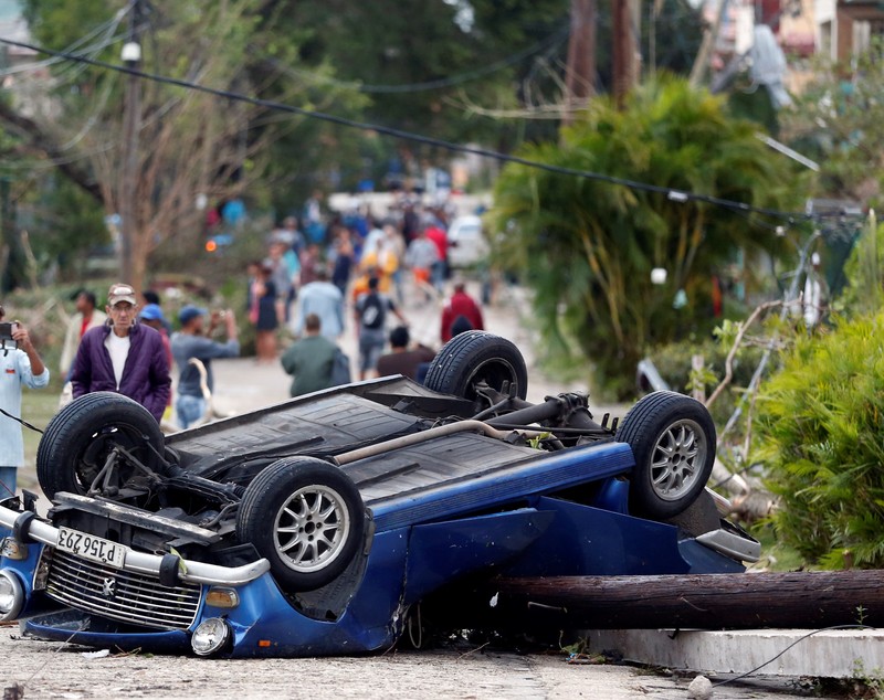 FOTO / Imaginile dezastrului provocat de tornada din Havana, în Cuba. Mașinile au fost spulberate de vânt