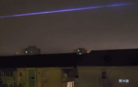 Fenomen neobișnuit pe cerul din Baia Mare! O lumină albastră bizară a semănat panică printre locuitori