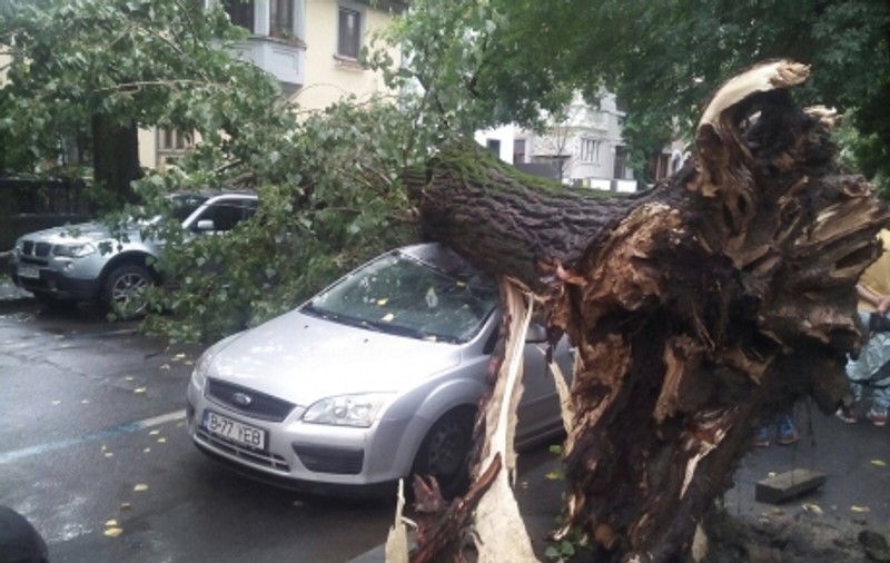 Capitala, paralizată după o ploaie torențială! UPDATE Stații de metrou inundate FOTO&VIDEO
