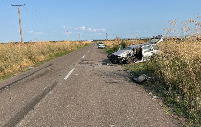 Un bărbat a murit după ce a intrat cu mașina într-un TIR cu furaje, pe contrasens. Trafic dirijat în Amaru, Buzău