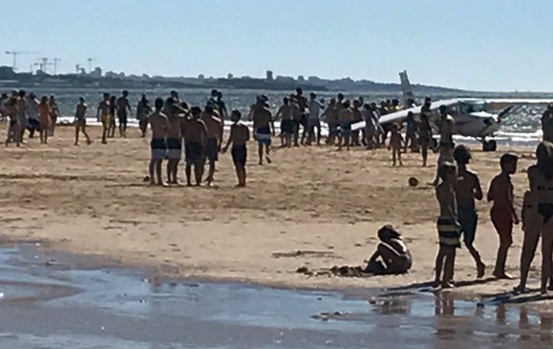 Accident grav pe o plajă din Portugalia. Două persoane au murit, după ce au fost lovite de un avion