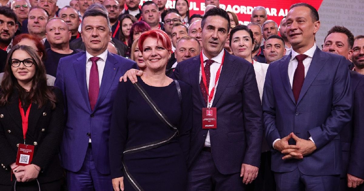 Un grup de oameni pozează pentru o fotografie de grup. Sunt membri PSD, pe primul rând sunt Sorin Grindeanu, Lia Olguța Vasilescu și Claudiu Manda