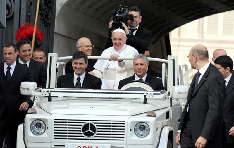 Papa Francisc se va deplasa cu un papamobil-tricicletă?