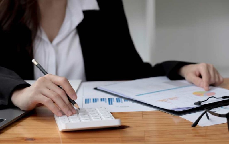 O contabilă de la două școli din județul Iași a furat ani la rând bani din salarii și de la elevi. Metoda prin care și-a dublat leafa