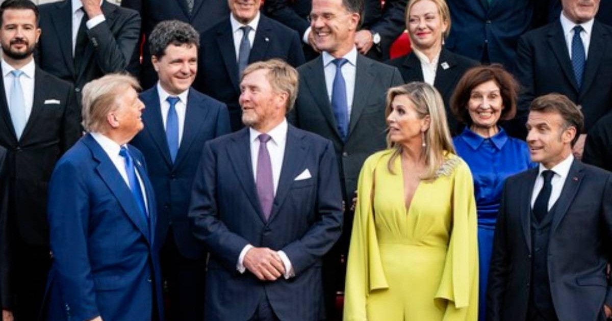 Nicușor Dan stând în spatele lui Donald Trump la fotografia oficială de grup realizată la Summitul NATO de la Haga