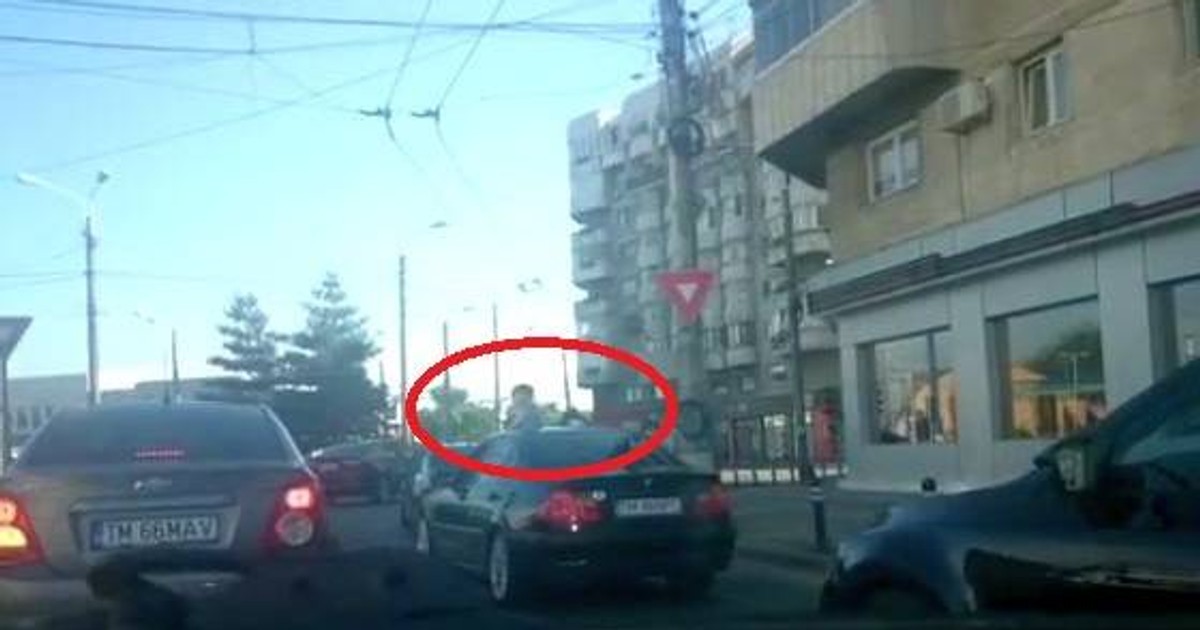 Copiii erau pe jumătate ieșiți pe trapa BMW-ului