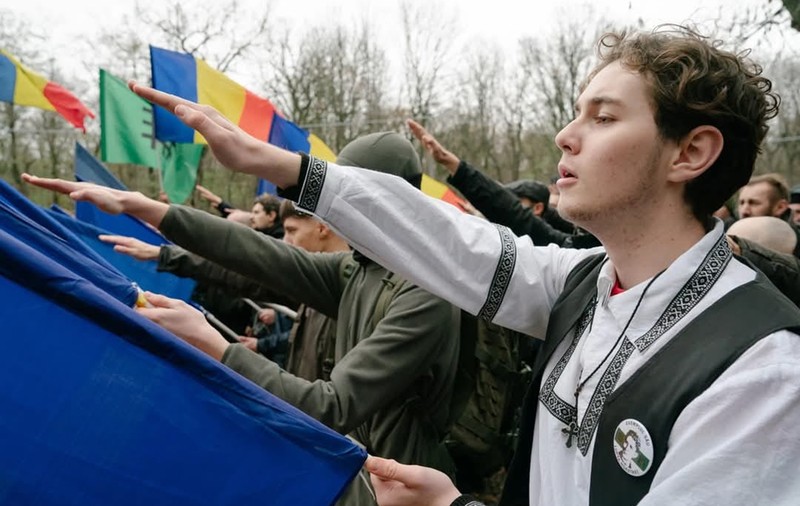 Salutul legionar al unui elev român la troița lui Zelea Codreanu de la Tâncăbești. Pedepsit de liceu, salvat de „suveraniști”, recidivă în pădure