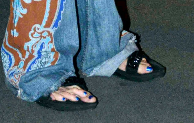 GUSTURI CURIOASE! Unul dintre cei mai mari artişti ai scenei a apărut în SANADALE CU SCLIPICI ŞI PEDICHIURĂ MOV! FOTO