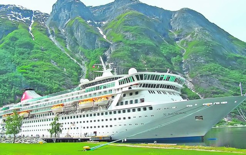 Doi români vor reface călătoria Titanicului