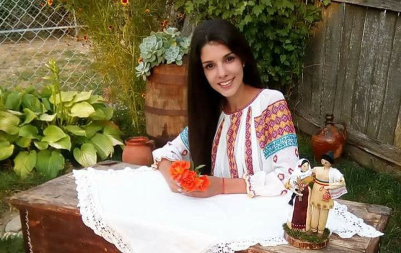 O artistă din Vâlcea transformă foile de porumb în obiecte de artă. Pasiune inspirată de bunici
