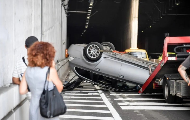 Român lovit de un polițist italian cu piciorul în cap, după ce a fost alergat pe stradă, la Milano. Se răsturnase cu BMW-ul într-un tunel | VIDEO