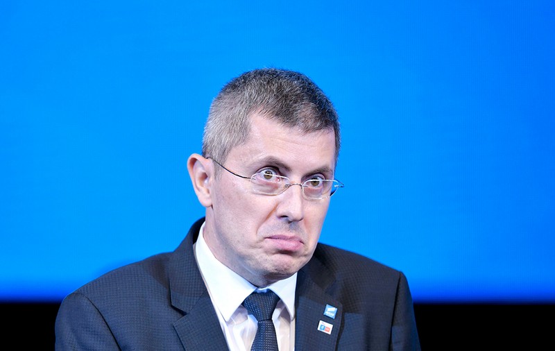 Cum se miră Barna că jurnaliștii i-au documentat activitatea și cum politicienii despre care scrie presa induc ideea că sunt ”vânați” de rivali. ”Cine a comandat asta?, ”Vreau să le mănânc ficații!” și ”Ancheta e plătită”!