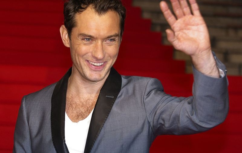Jude Law şi-a văzut fiica de 5 luni, în prezenţa avocaţilor