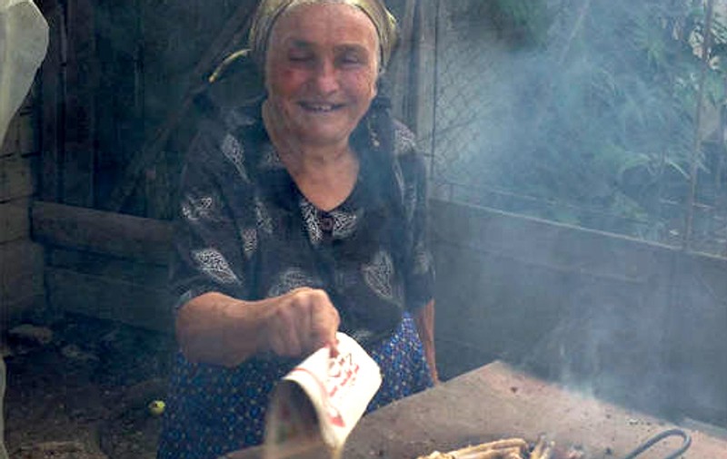 ŞOC: GHEARE DE PUI LA GRĂTAR! Uite ce VEDETĂ are parte de asemenea "OSPĂŢ" | FOTO