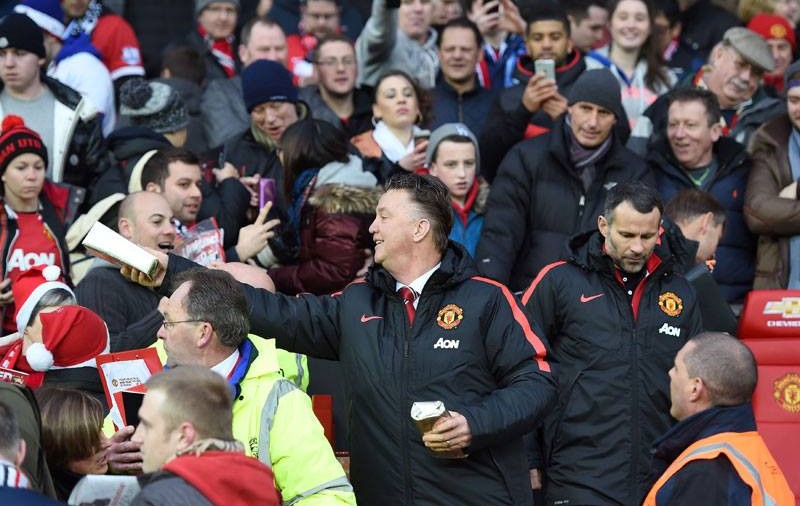 Gest splendid. Louis van Gaal le-a oferit cadouri de Crăciun fanilor echipei Manchester United