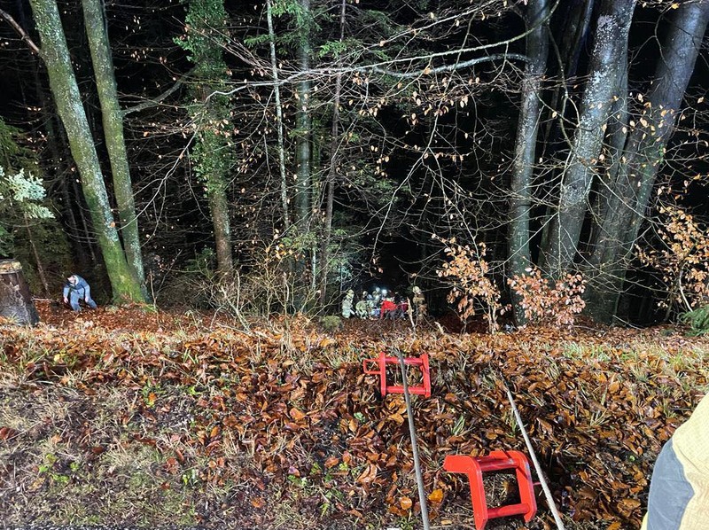 Mașina condusă de femeie a căzut 50 de metri într-o râpă. Foto: Serviciul de Pompieri Kufstein