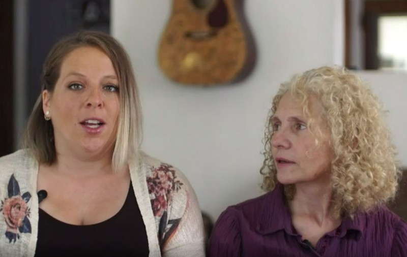 O femeie a aflat că vecina din casa de alături este sora pe care nu a întâlnit-o niciodată
