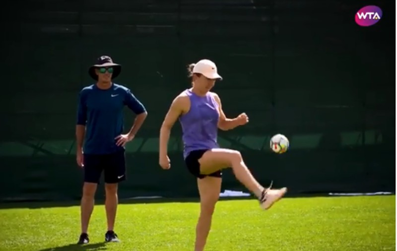 Simona Halep jonglează cu mingea ca un fotbalist profesionist. Este fan Lionel Messi / VIDEO