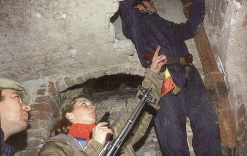Imagine-şoc: Mihaela Rădulescu, cu pistolul în mână la Revoluţia din 1989