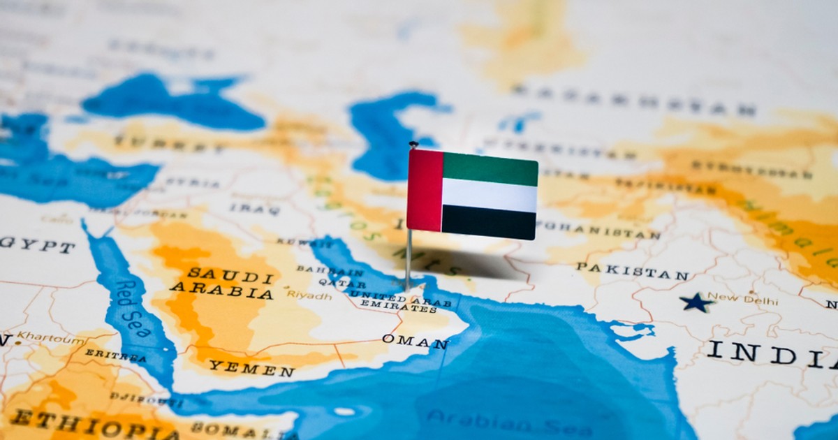 Curiozități despre Emiratele Arabe Unite - Imagine cu harta Orientului Mijlociu, în care Emiratele Arabe Unite sunt marcate cu un steguleţ