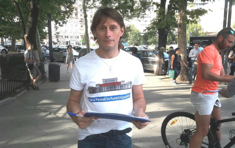 FOTO&VIDEO/ Actorii din București au ieșit în Piața Universității pentru campania #FaraPenali. Oana Pellea și Victor Rebengiuc au făcut primele declarații