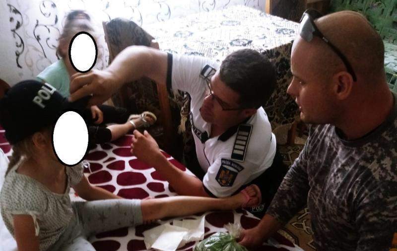 FOTO/ Fetița împușcată accidental de un polițist în Maramureș, îngrijită de oamenii legii până la sosirea ambulanței