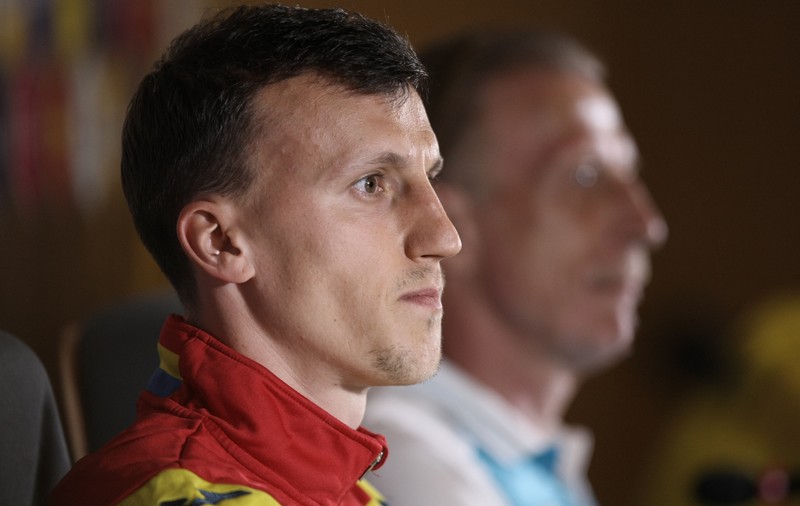 Uite banderola, nu e banderola. Chiricheş a vorbit în calitate de căpitan despre meciul cu Danemarca, dar selecţionerul l-a băgat în ceaţă