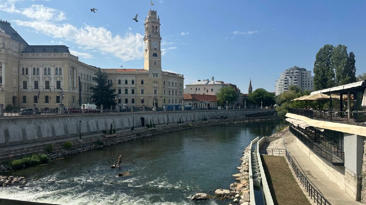 Turnul prmăriei din Oradea și râul Crișul Repede, care trece prin centrul orașului - spetembrie 2025