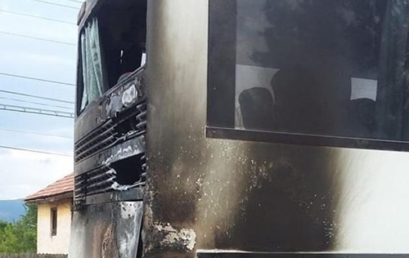 Un autocar a luat foc în Bumbeşti-Piţic, Gorj. Clipe de groază pentru zeci de copii