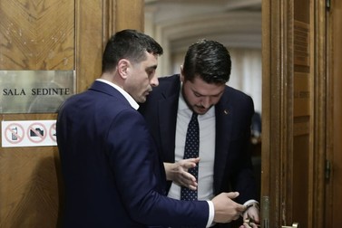 George Simion a încercat să intre în sala unde era audiat Hellvig, spunând că vrea să discute, în calitate de lider de grup parlamentar, despre Florian Coldea, fost prim-adjunct al directorului SRI | Foto: Dumitru Angelescu / Libertatea