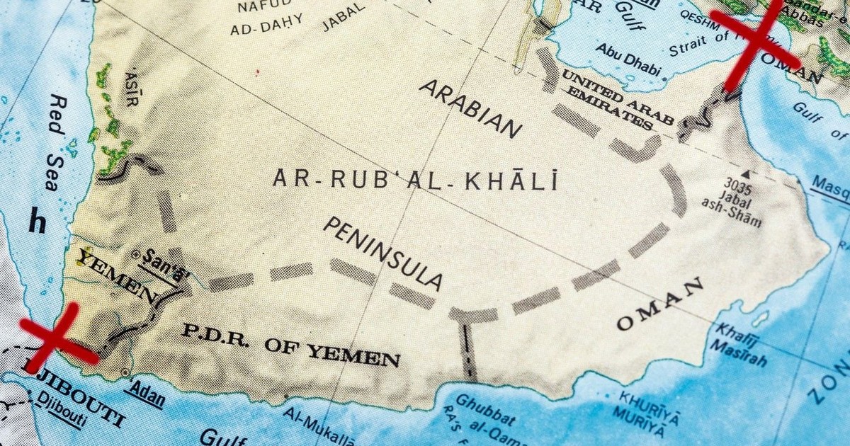 Hartă care prezintă atât Strâmtoarea Hormuz, cât și Bab el Mandeb, marcate cu simboluri X, indicând o posibilă închidere a principalelor rute maritime globale.